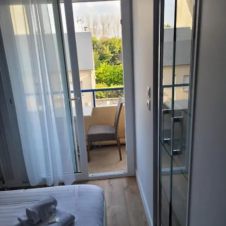 Ξενοδοχείο De La 2*